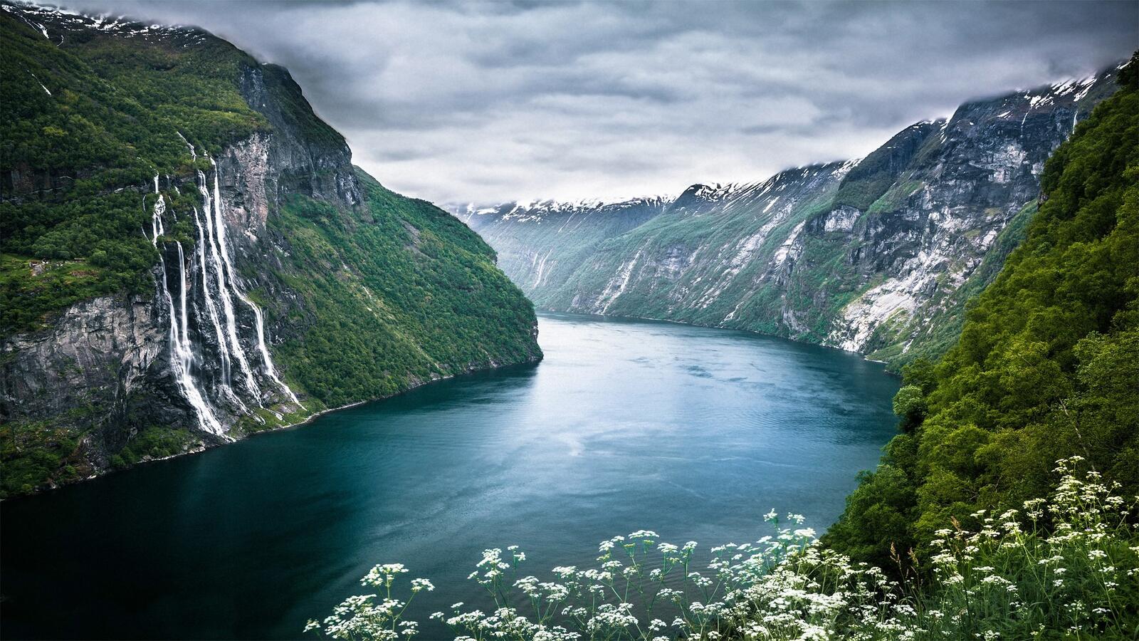 Бесплатное фото Река в горах Норвегии