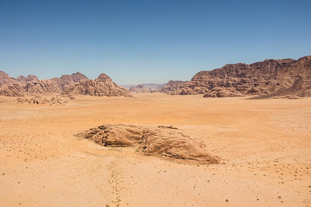 Пустыня окруженная скалами
