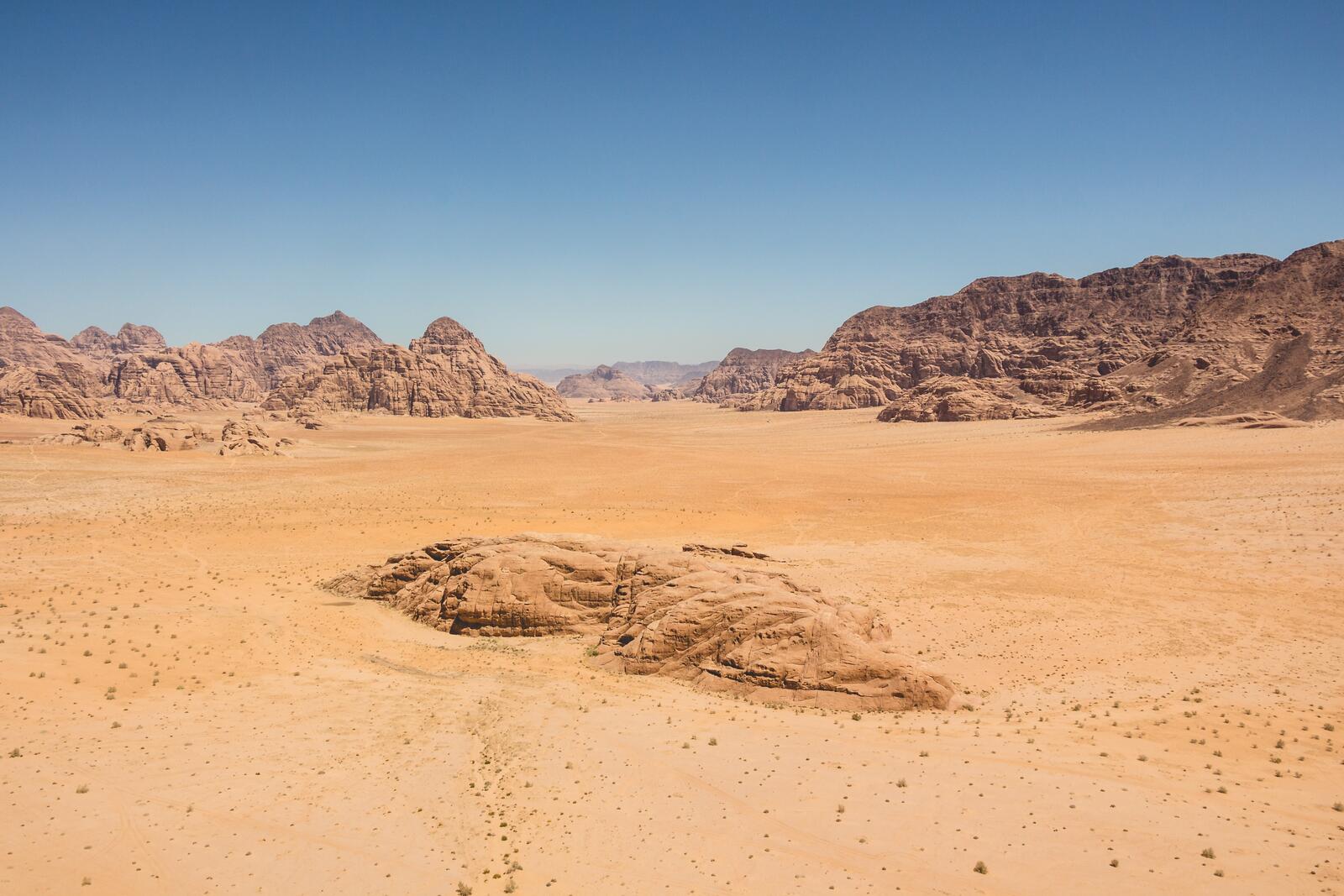 Бесплатное фото Пустыня окруженная скалами