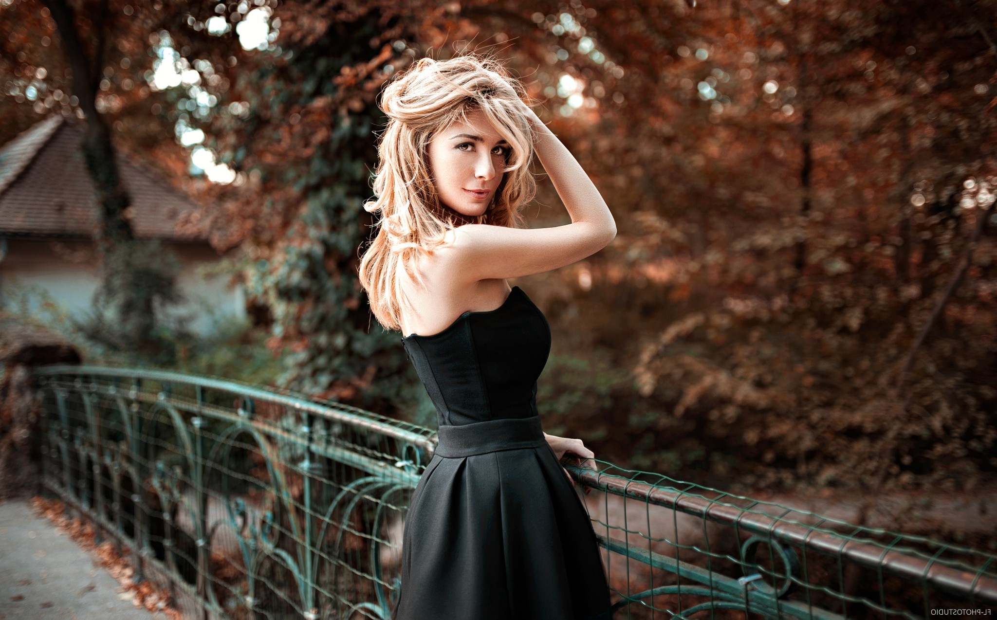 Free photo A girl in a black evening gown turned around