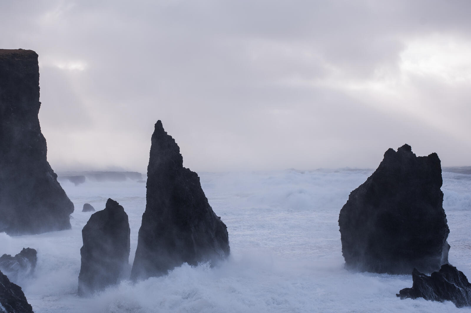 Обои Исландия скалы черный на рабочий стол
