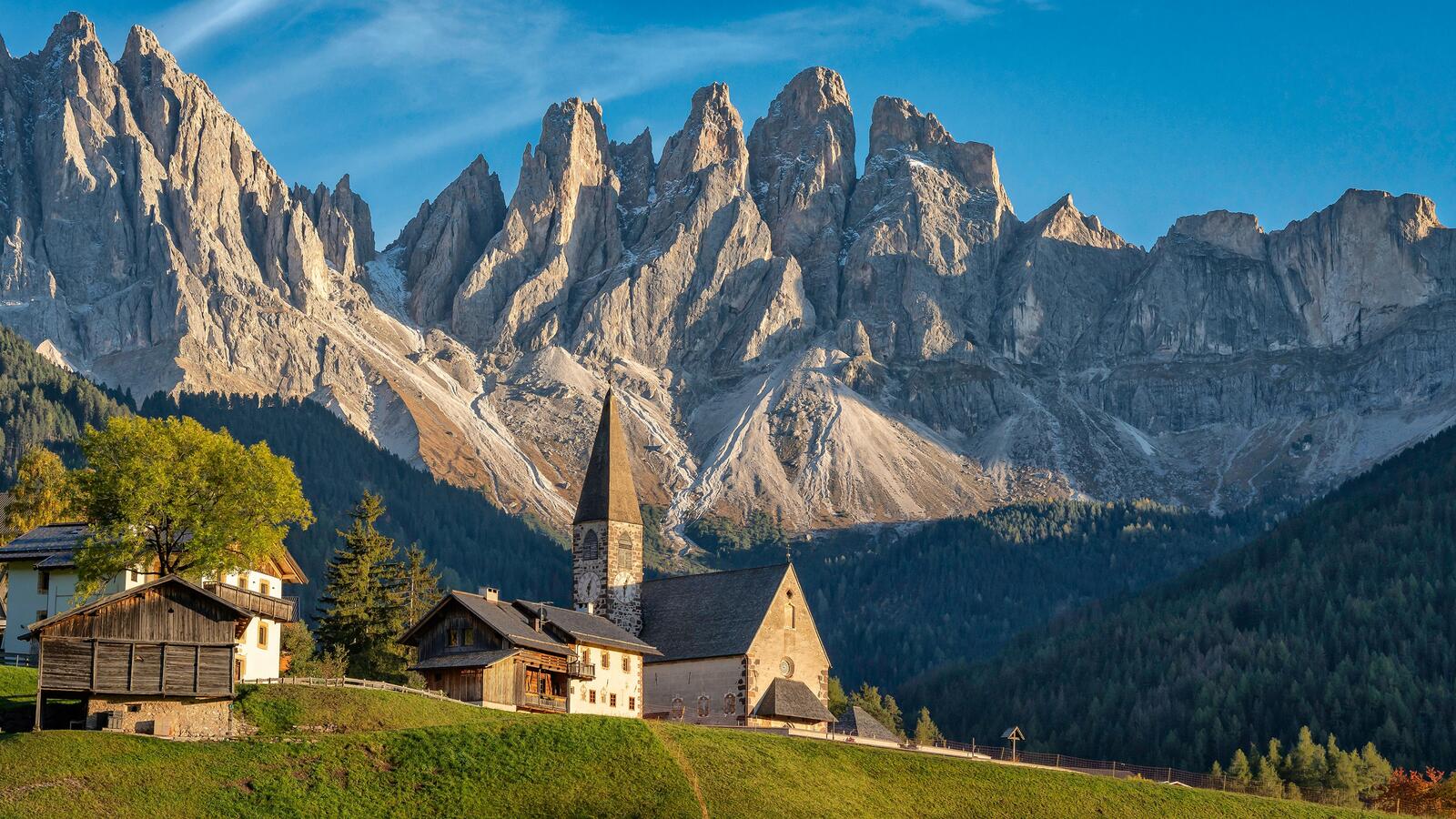 Бесплатное фото Старинная церковь на фоне доломитовых альп