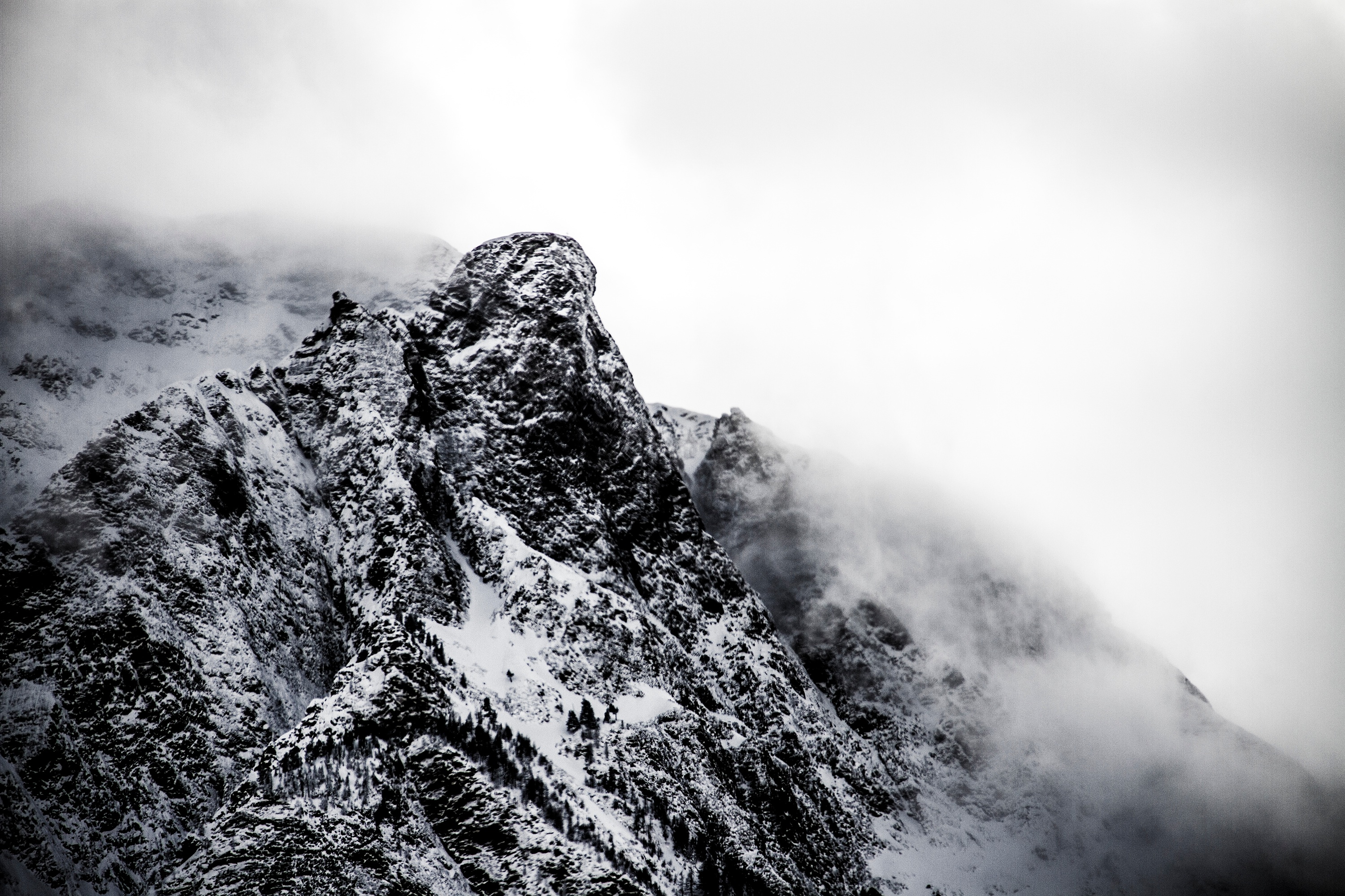 免费照片雾中白雪皑皑的山丘