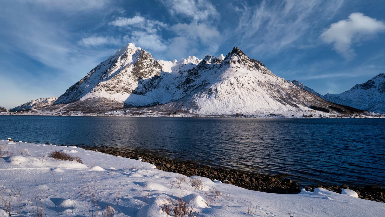 Бесплатное фото Снежные горы у реки в Норвегии