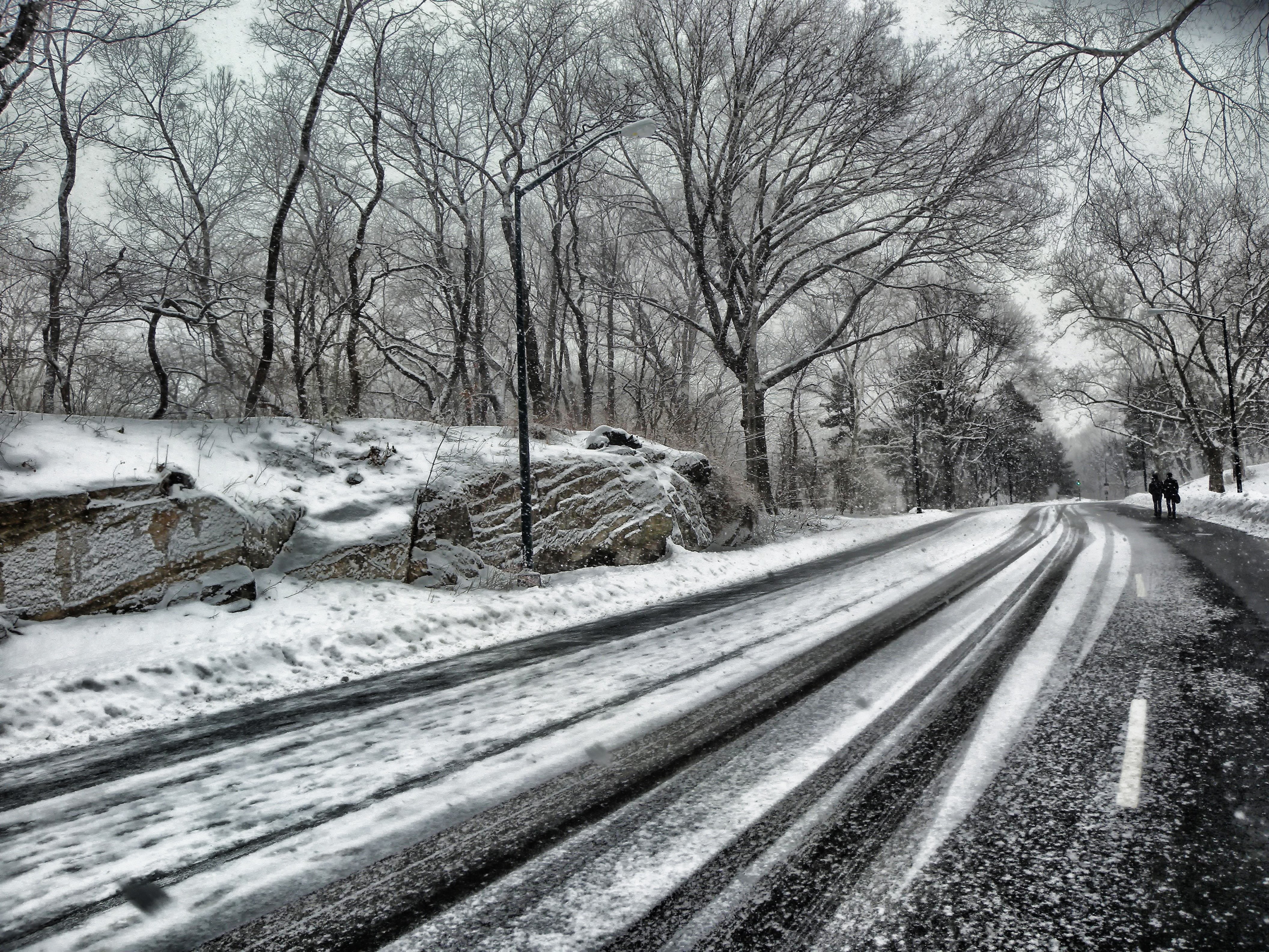 Бесплатное фото Зимняя дорога в теплую погоду