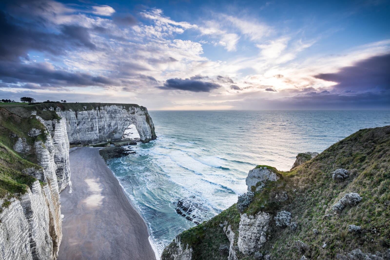 Бесплатное фото Обрыв скалы на побережье моря Нормандии