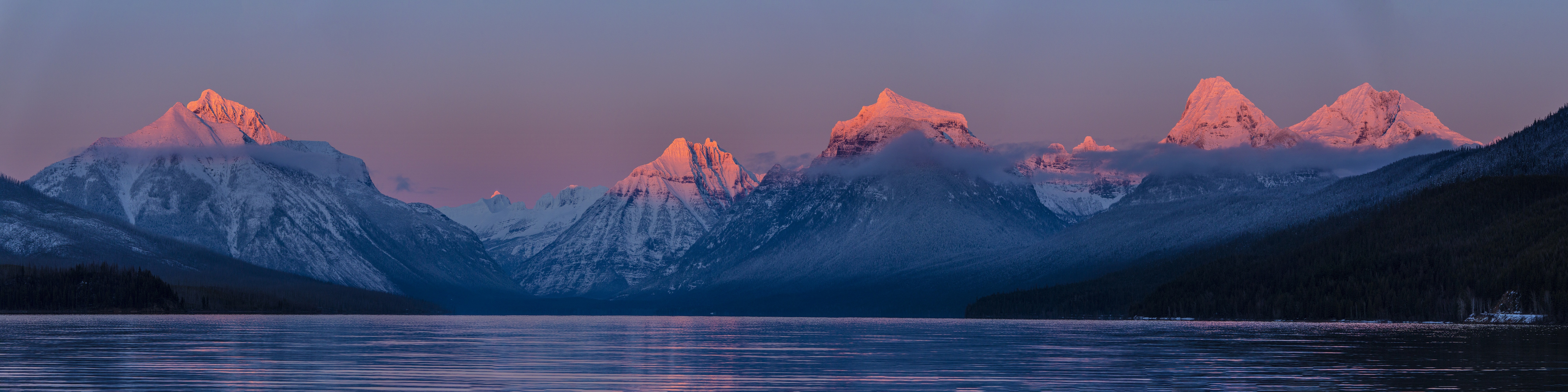 Бесплатное фото Вид на горы со снежными вершинами