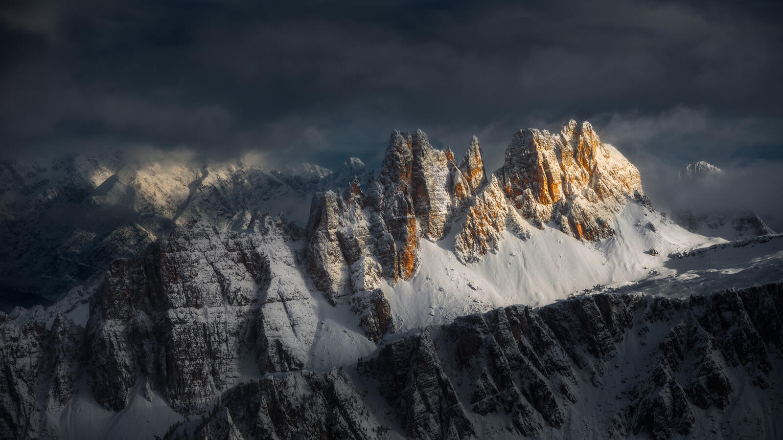 Бесплатное фото Зимние мрачные горы