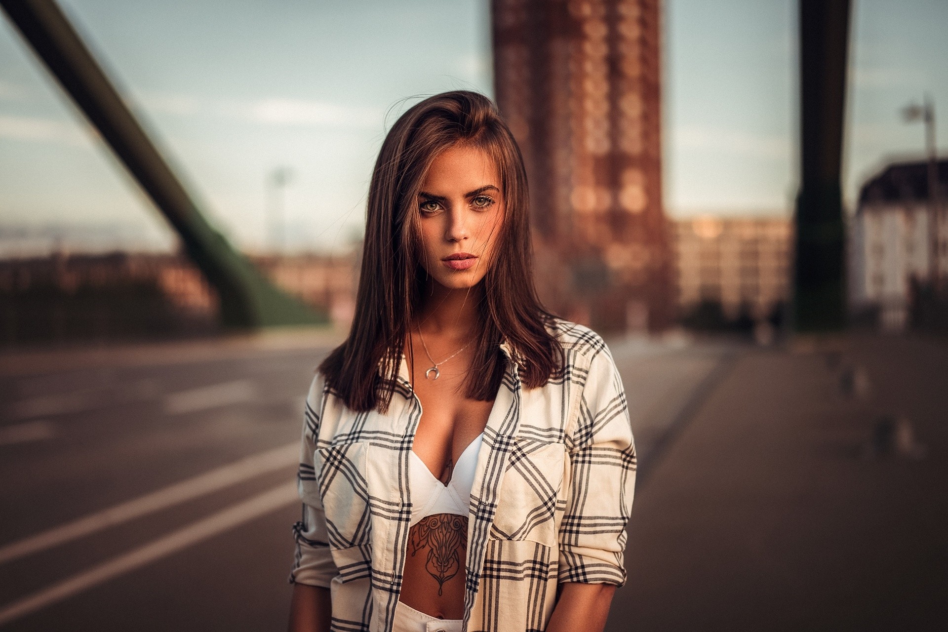 Бесплатное фото Красивая девушка в рубашке на мосту