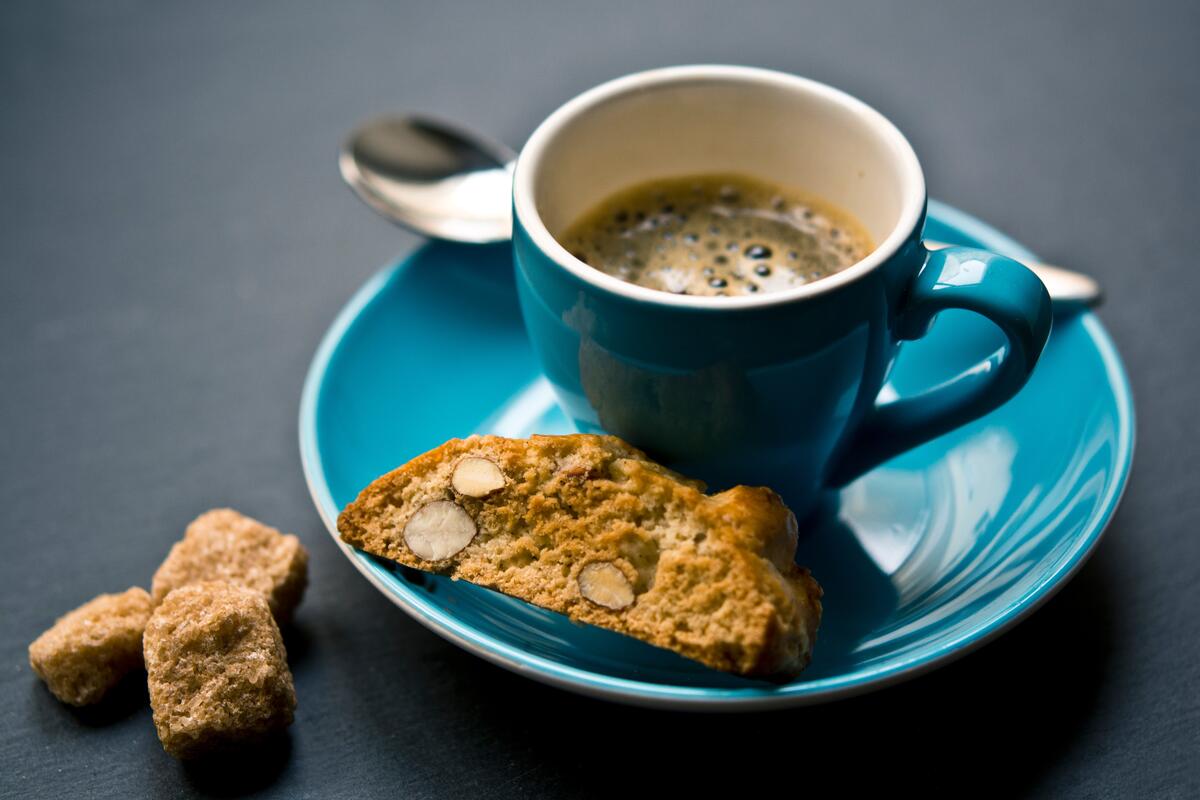 A cup of coffee and a cookie