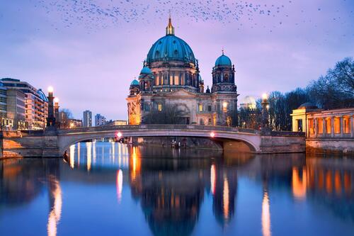 Вечерний Берлин с куполами и мостом через реку