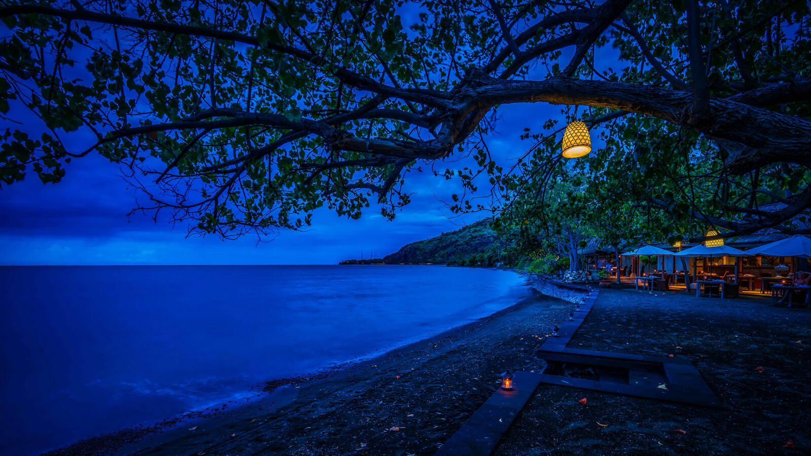Бесплатное фото Кафе у берега моря в ночное время суток