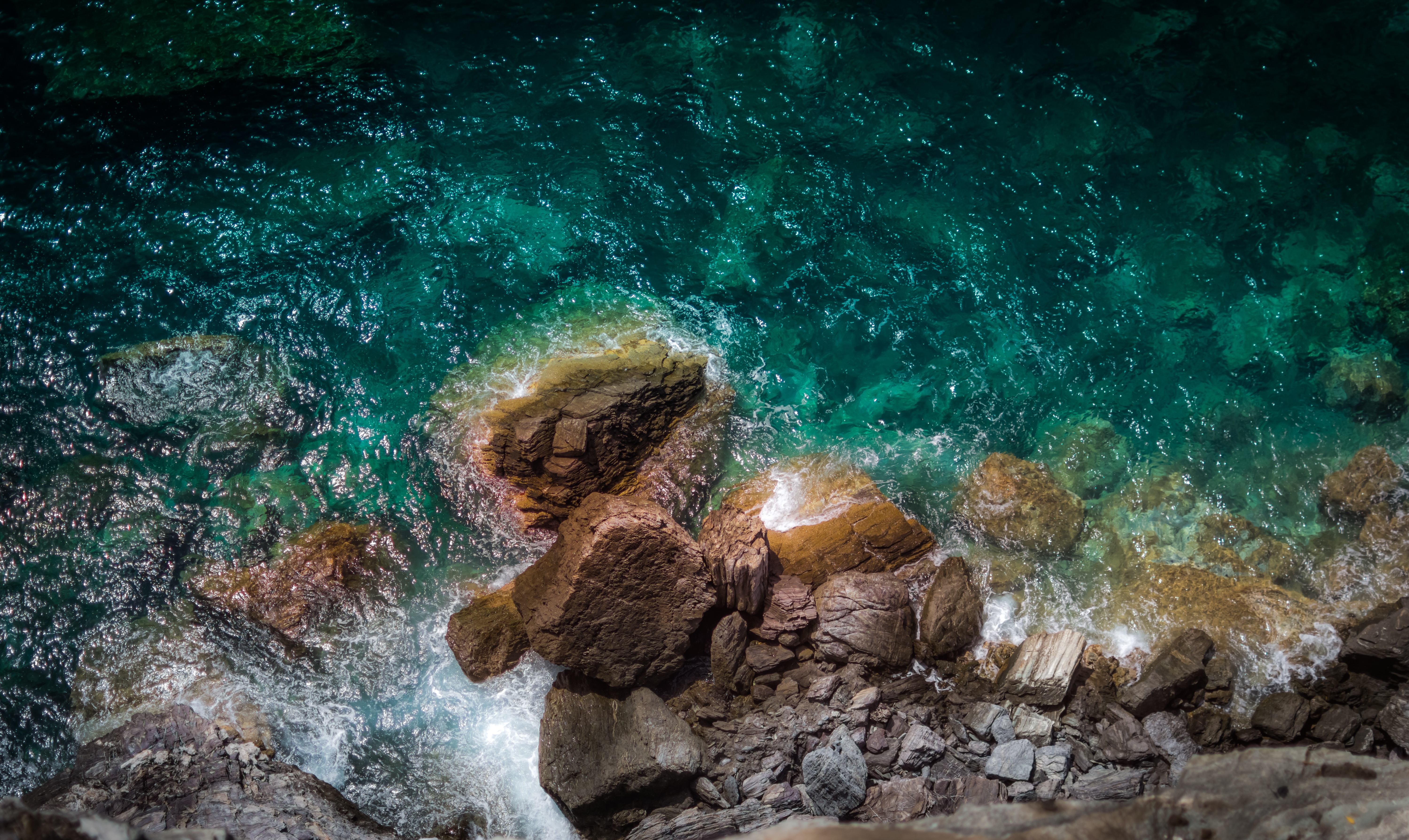 免费照片海岸线上的大岩石