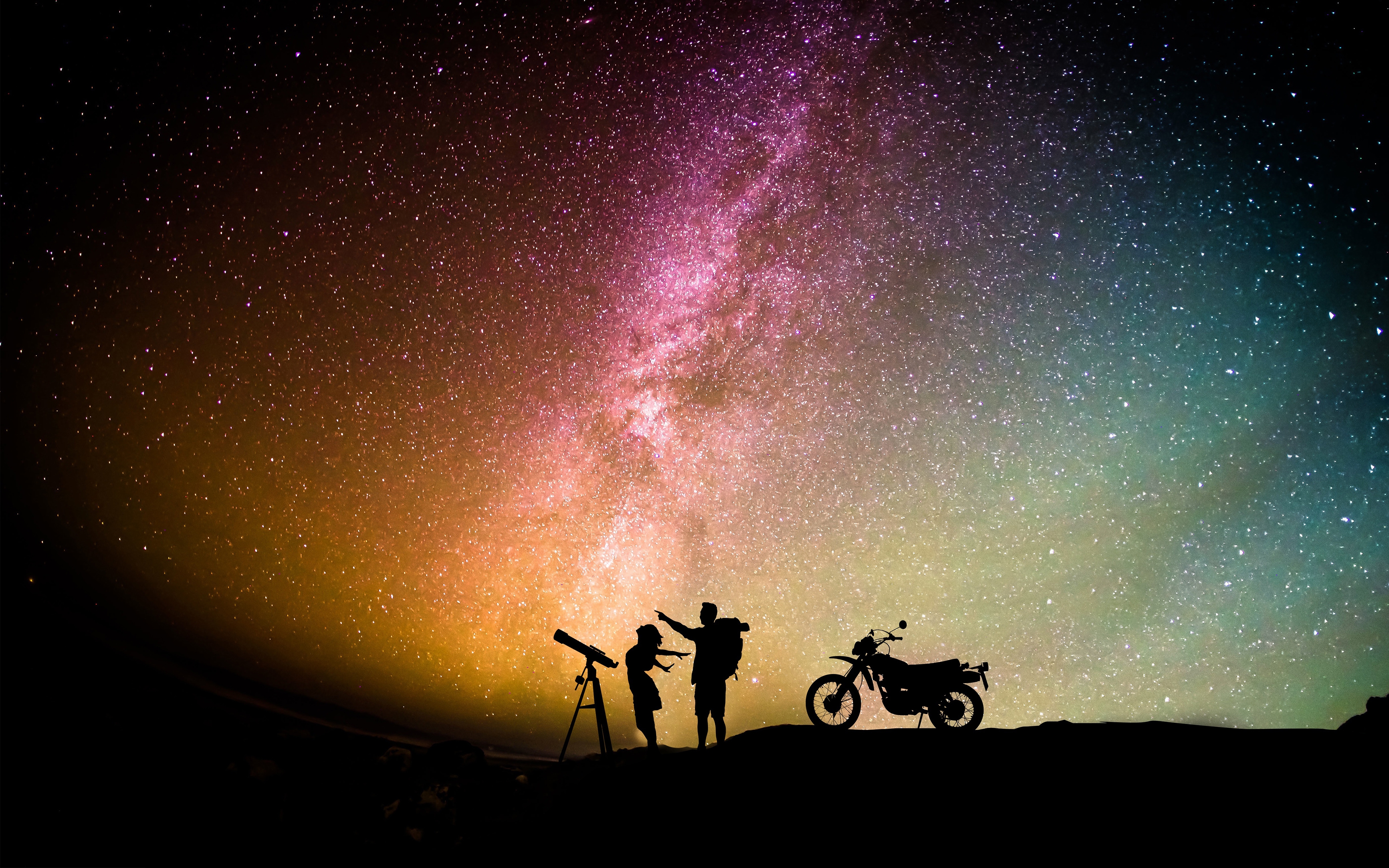 Бесплатное фото Силуэт астрономов на фоне звездного неба