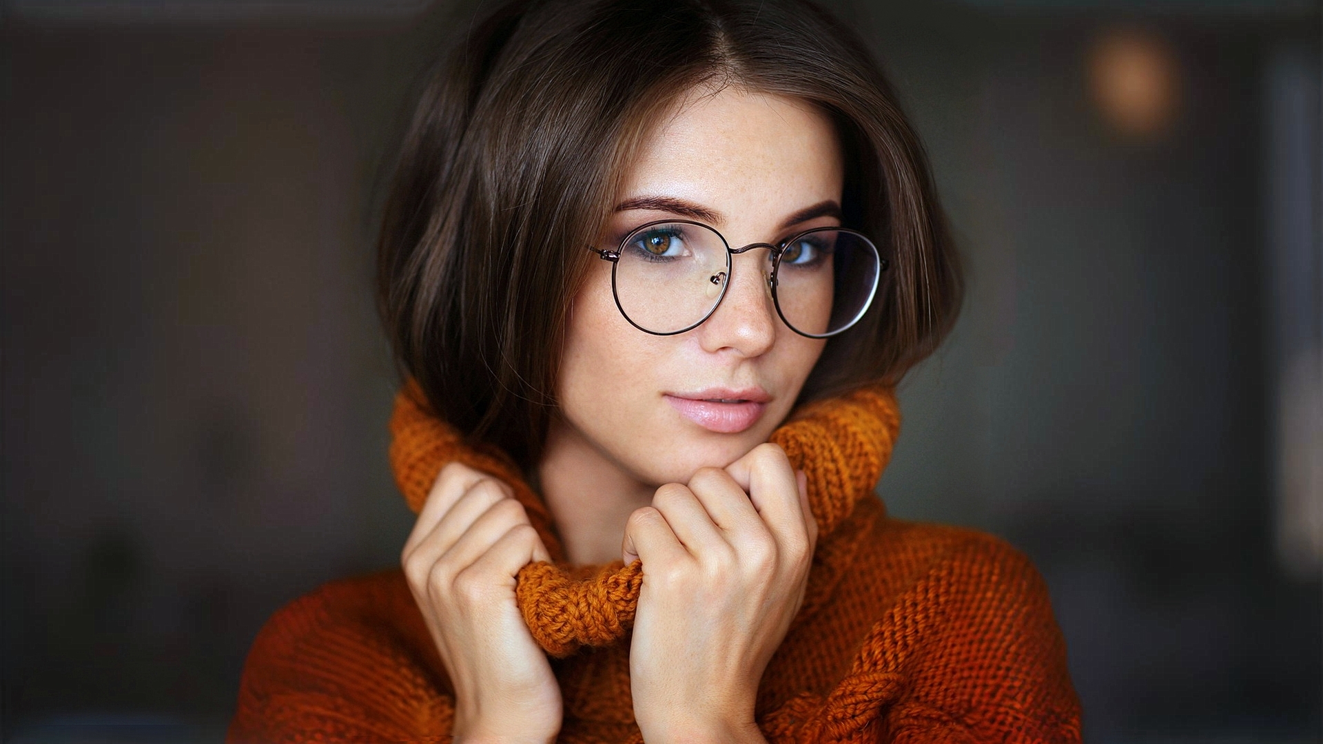 Бесплатное фото Модель Аня Федотова в очках и желтом свитере