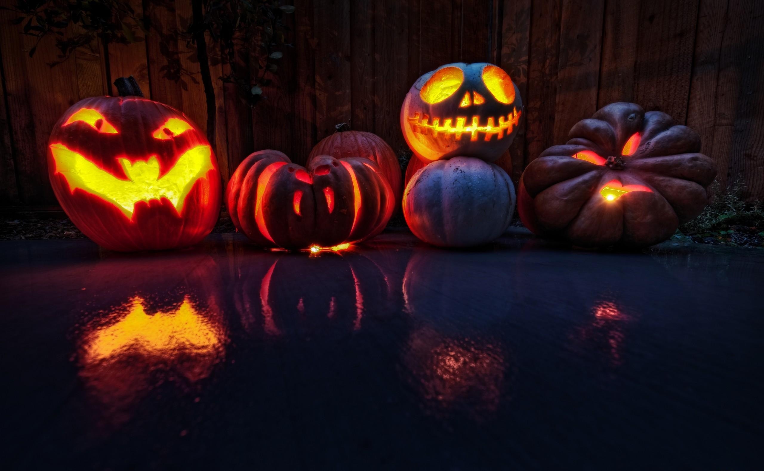 Free photo Glow-in-the-dark pumpkins