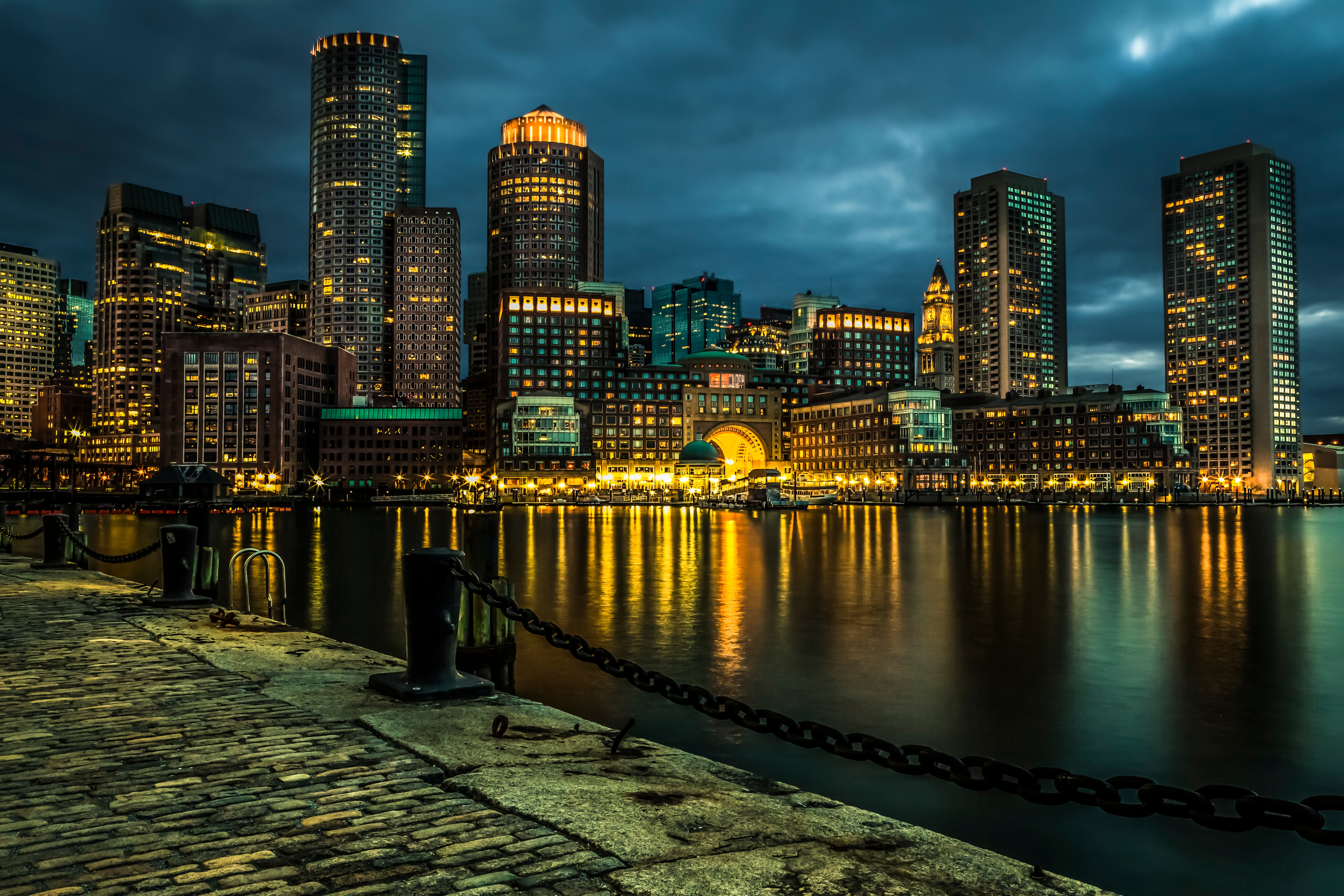 免费照片城市的夜晚灯光倒映在水面上