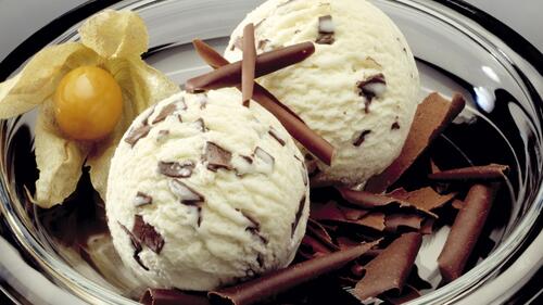 Два шарика ванильного мороженногов с шоколадом