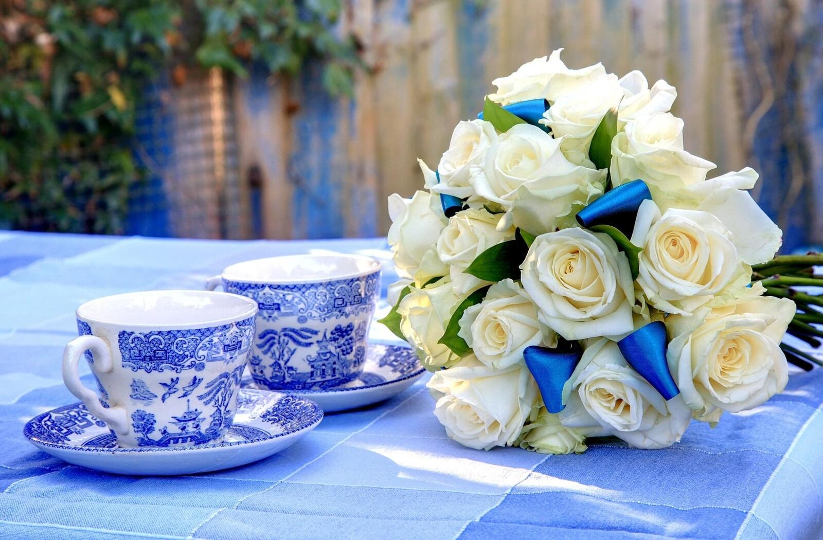 Бесплатное фото Белый букет невесты на столе