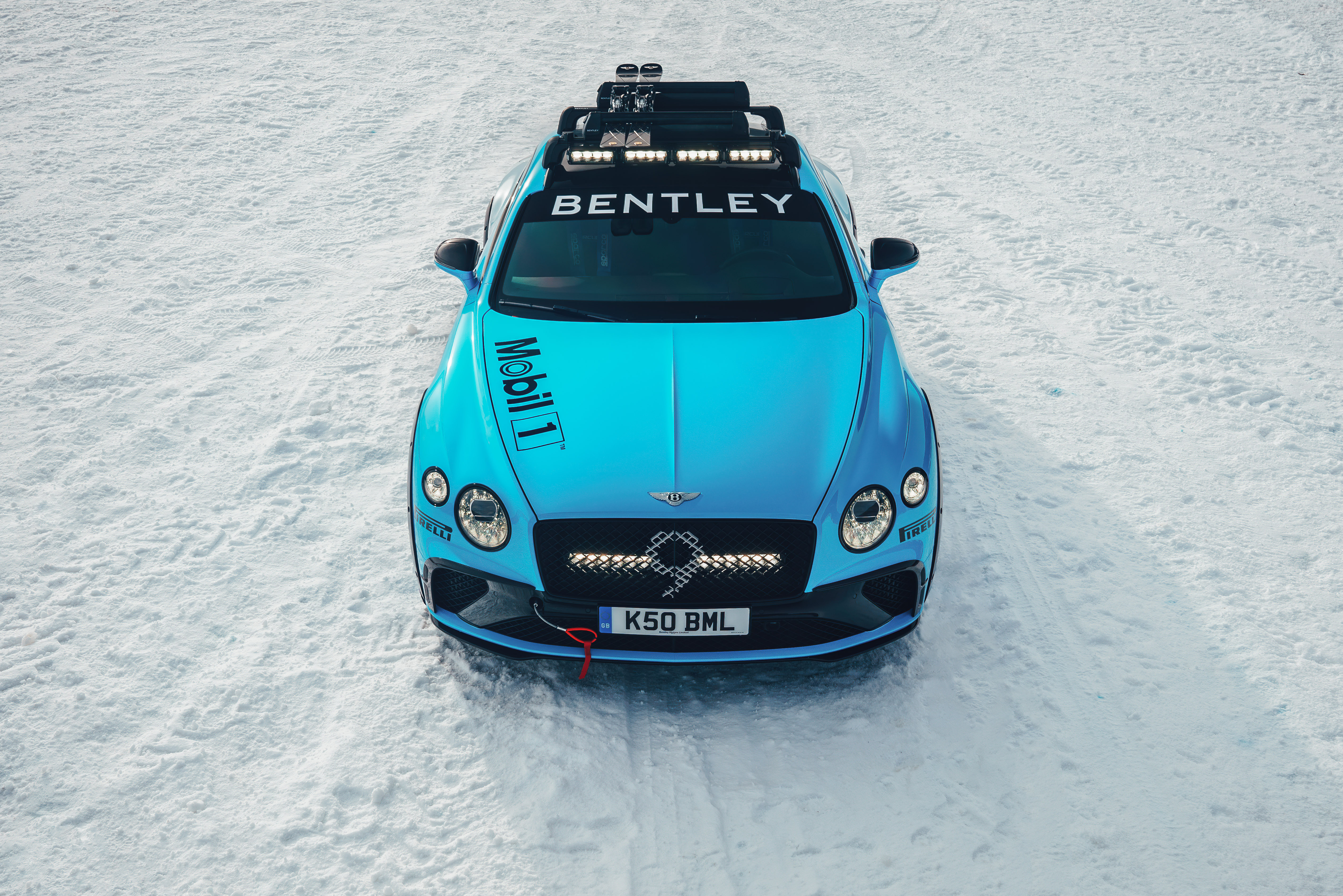 一张蓝色宾利欧陆 GT 的照片。