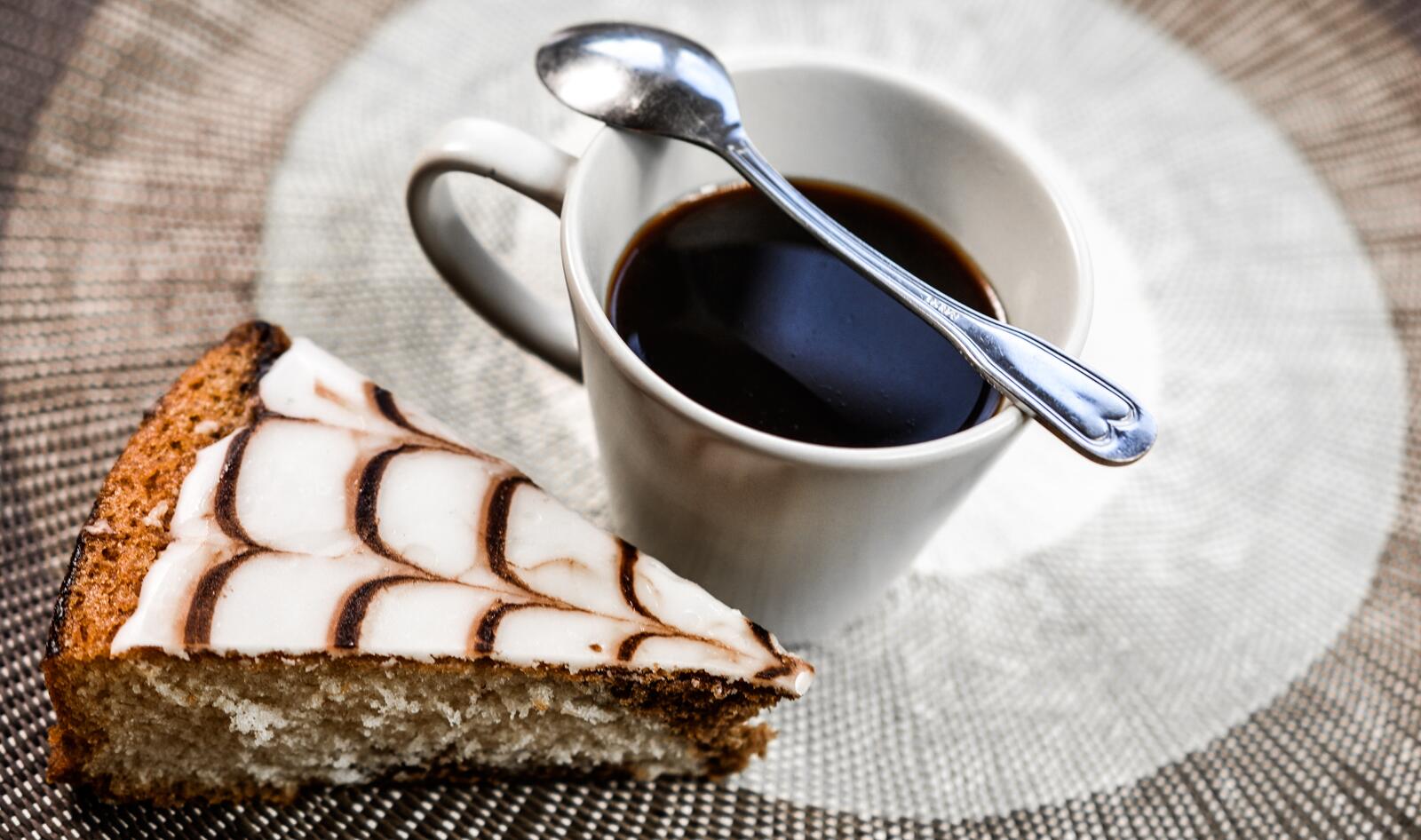 Бесплатное фото Вкусный завтрак с кофе и тортиком