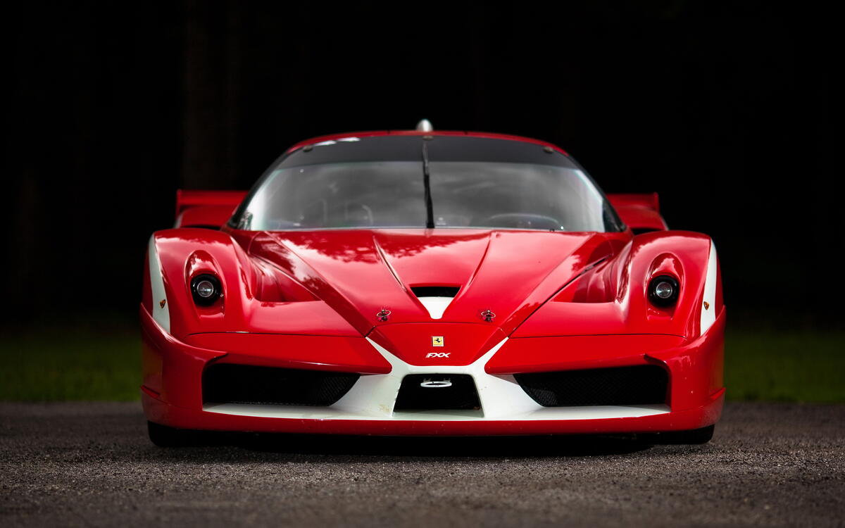 Ferrari FXX красного цвета