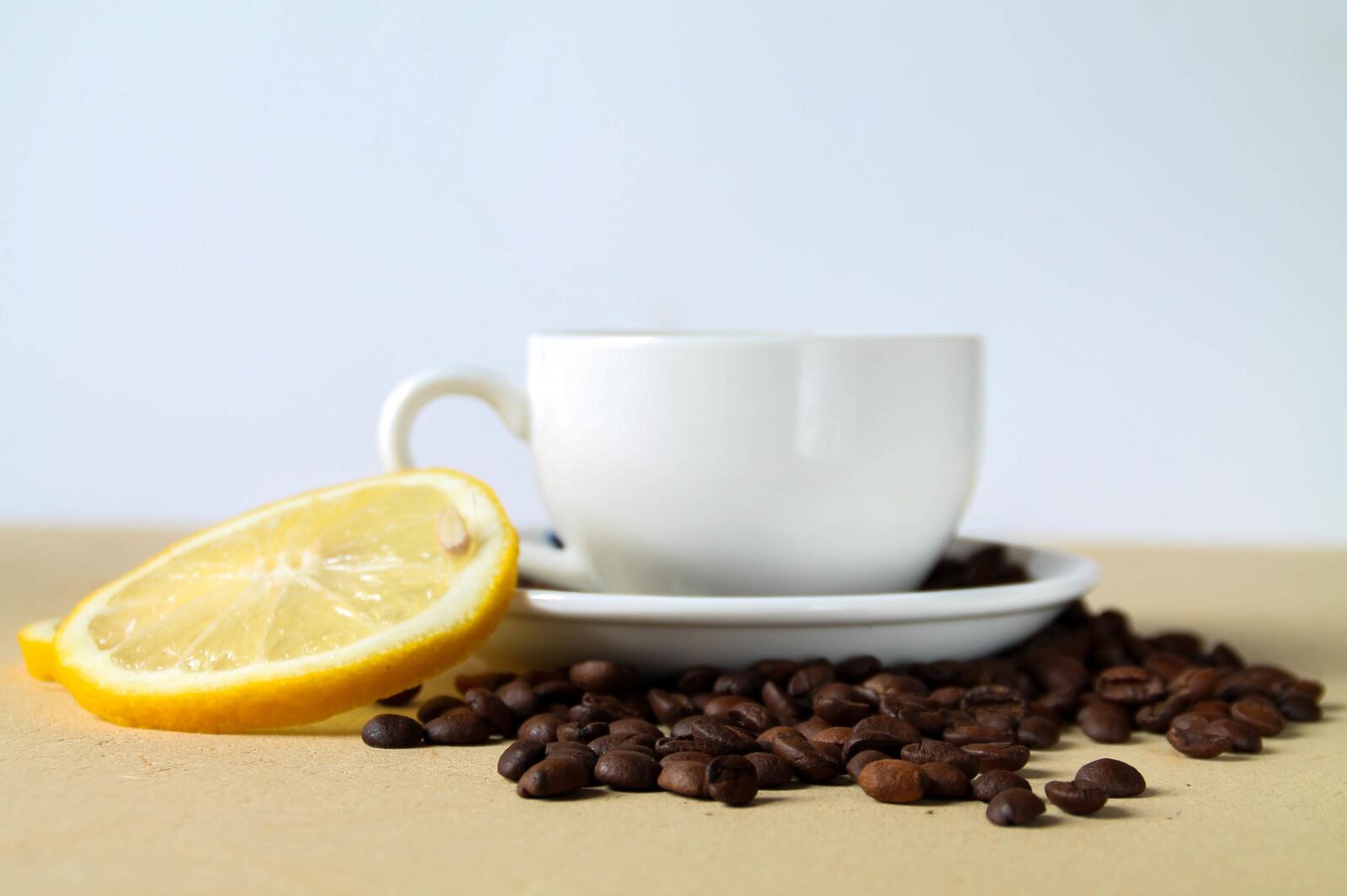 Бесплатное фото Чашка кофе с лимонкой