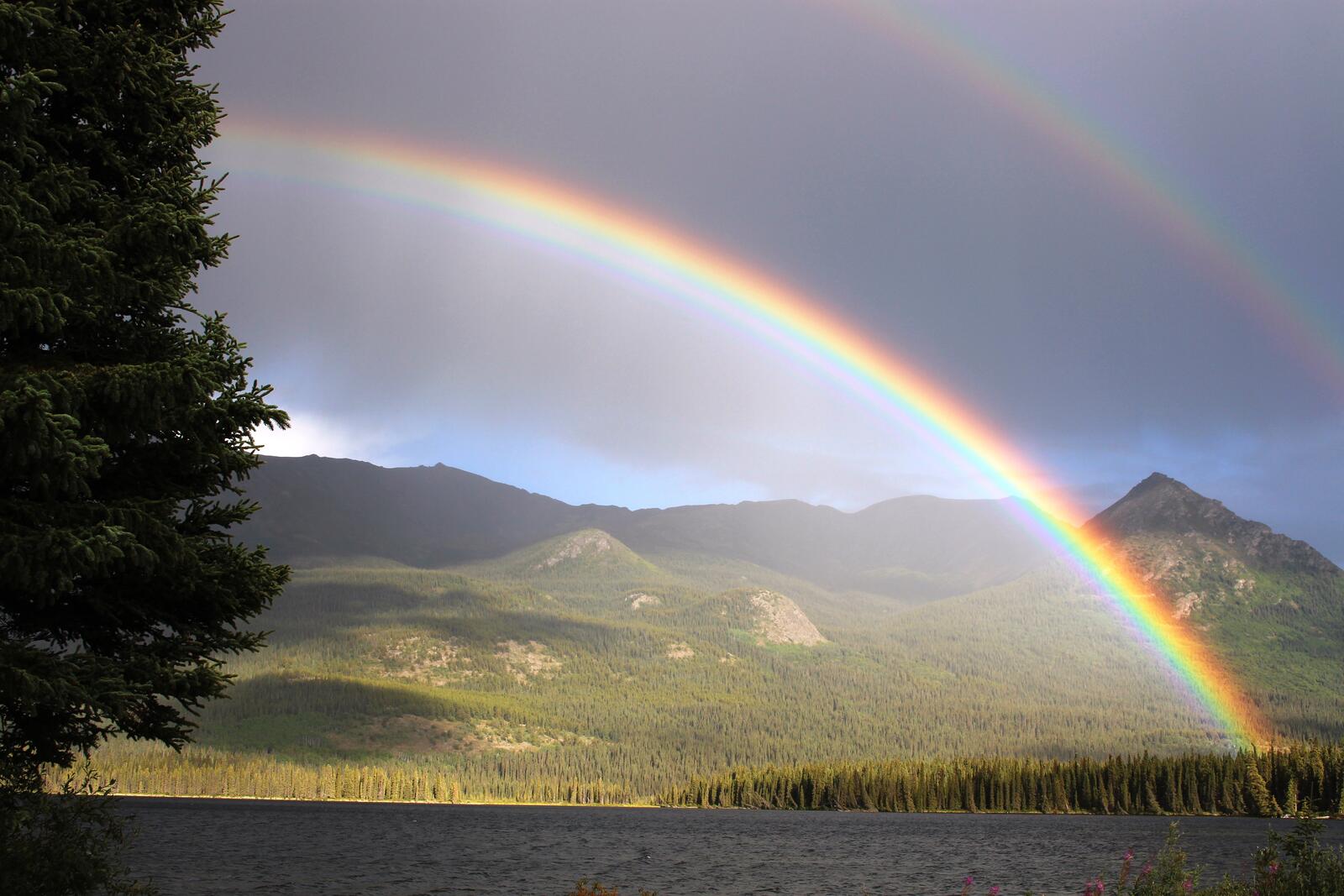 免费照片河上的双彩虹