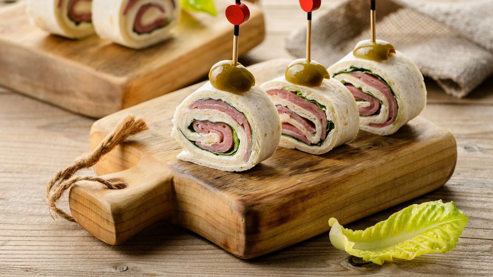 Free photo Delicious ham roll with olives