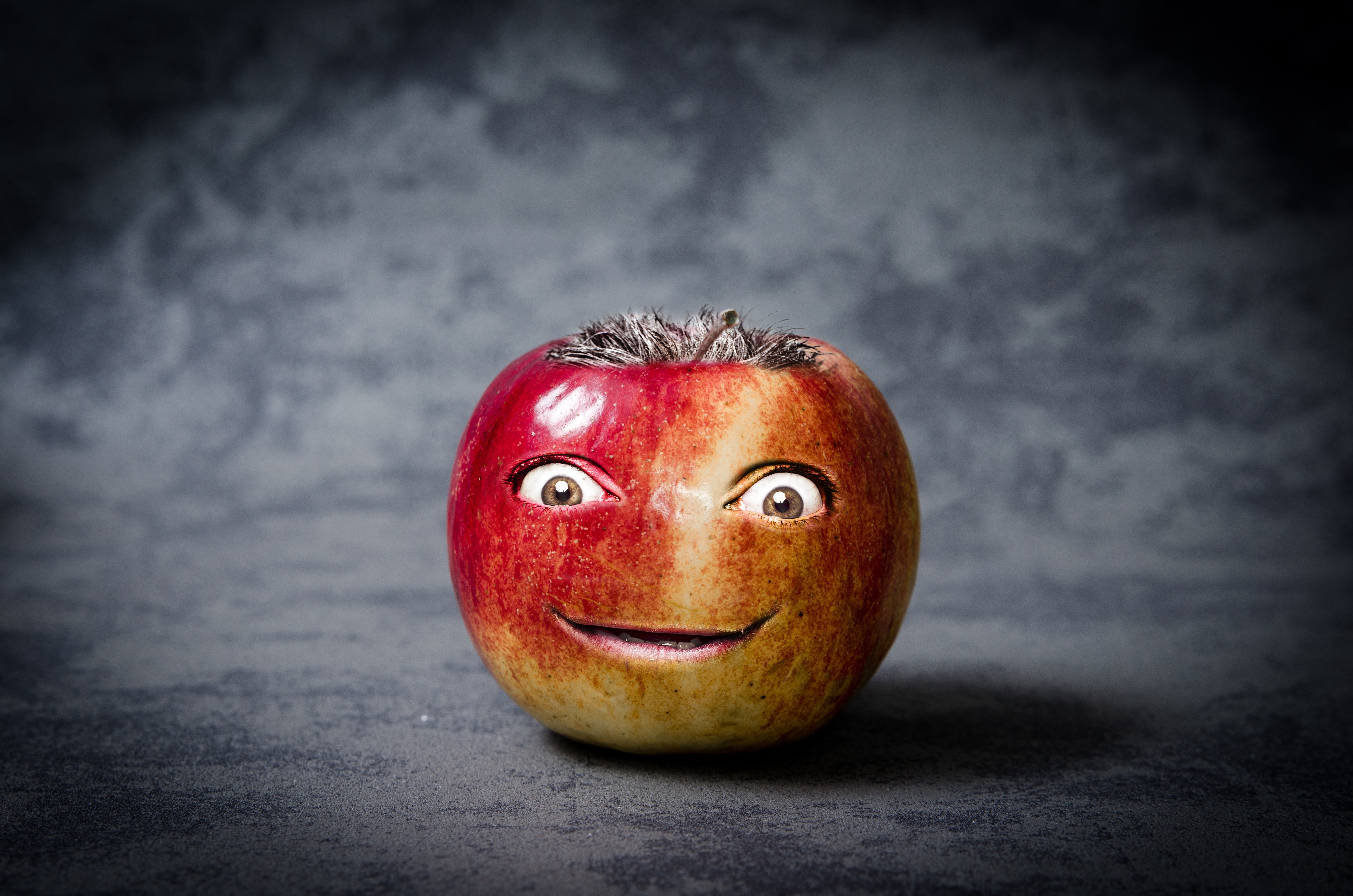 Free photo An apple with a human face on it