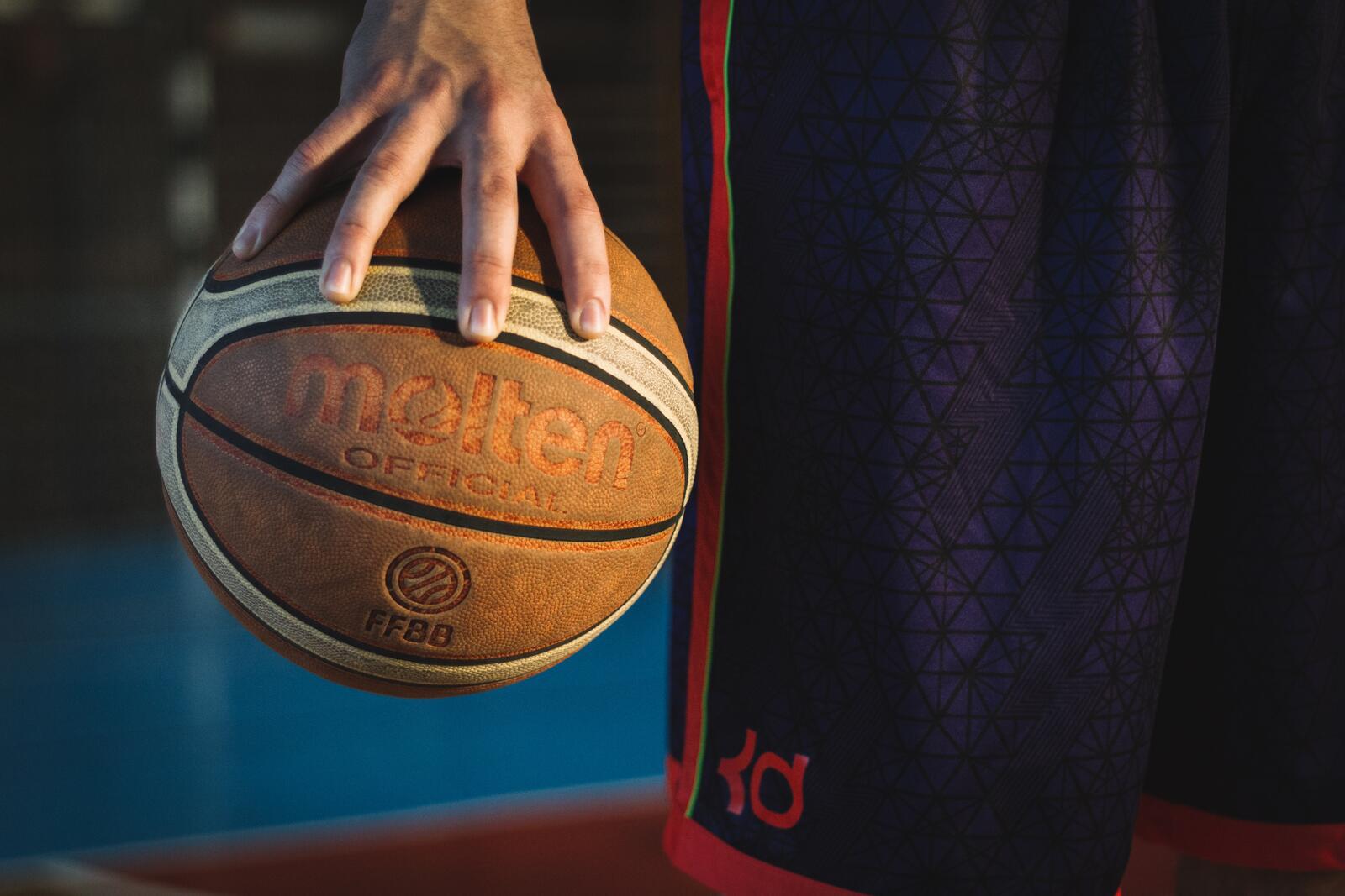 Баскетбольный мяч в руке