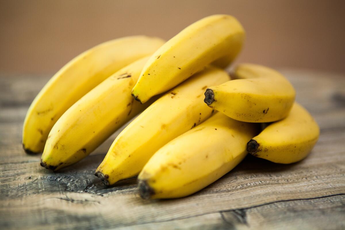 Связка желтых бананов