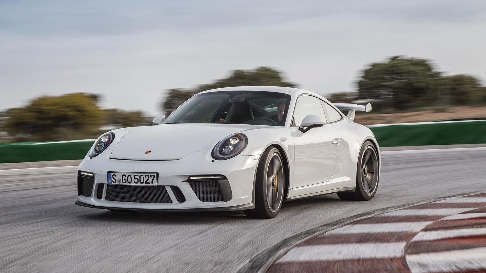 Free photo White porsche 911 gt3 rs coming out of the corner