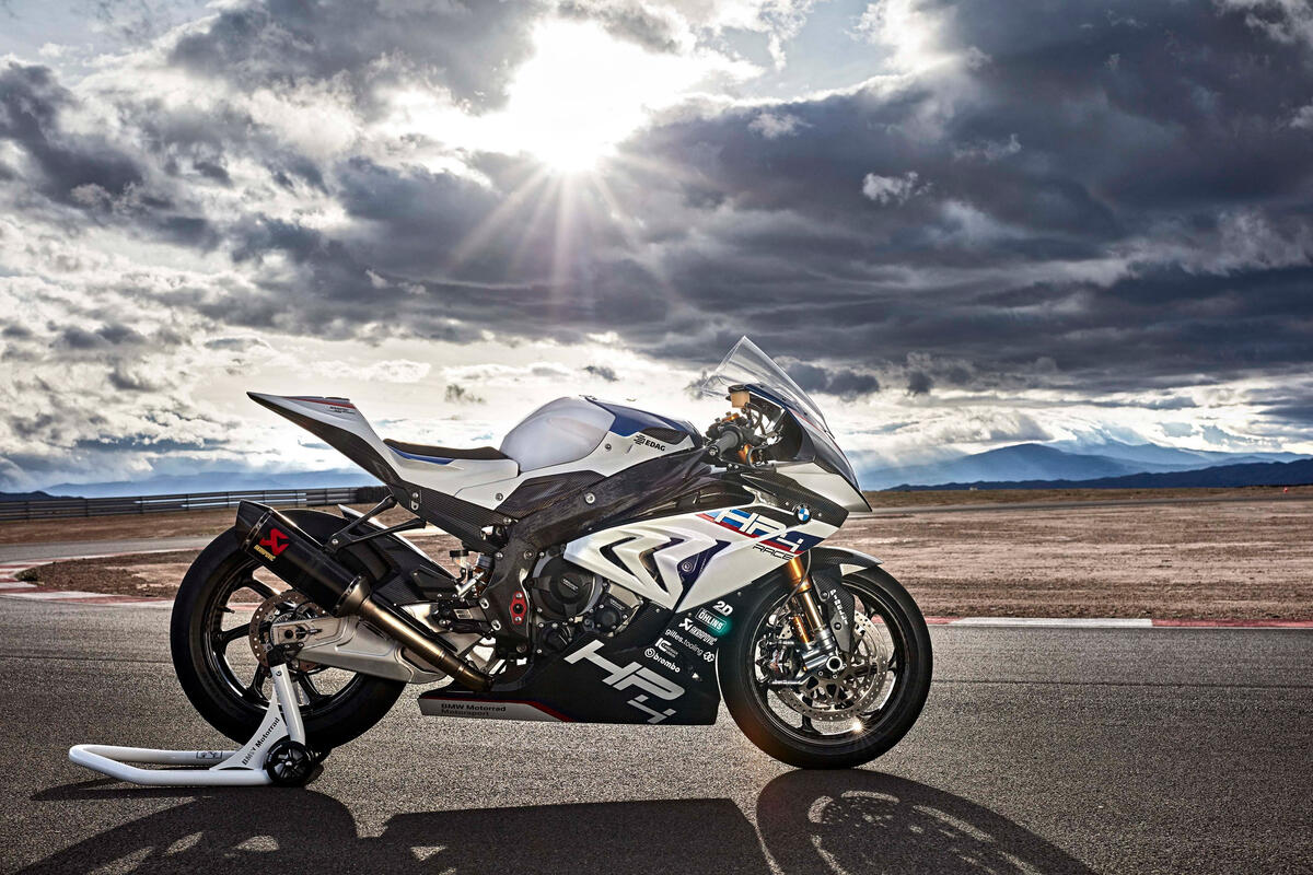 Спортивный мотоцикл bmw h4 при солнечном свете