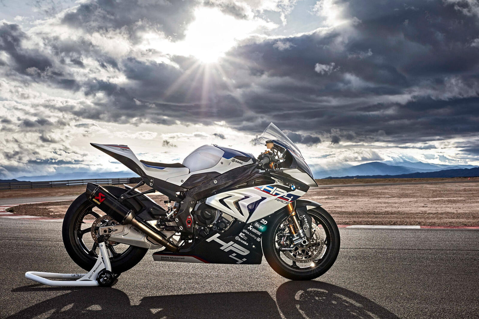Бесплатное фото Спортивный мотоцикл bmw h4 при солнечном свете