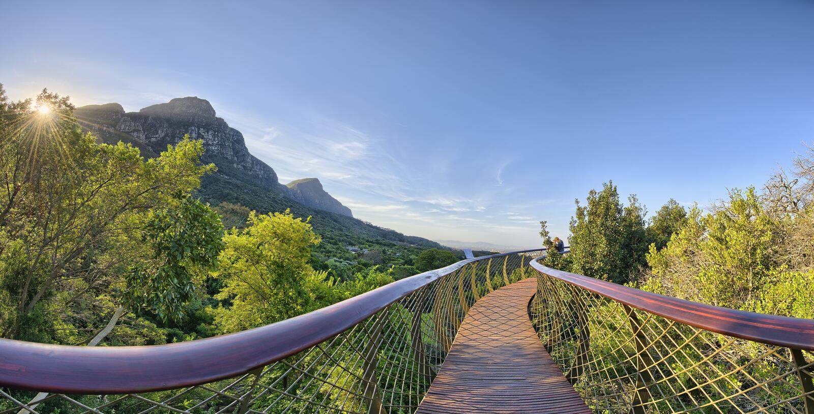 Бесплатное фото Прогулка по мосту с видом на горы