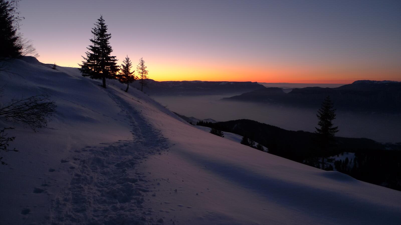 Бесплатное фото Зимняя тропинка по сугробам в горах