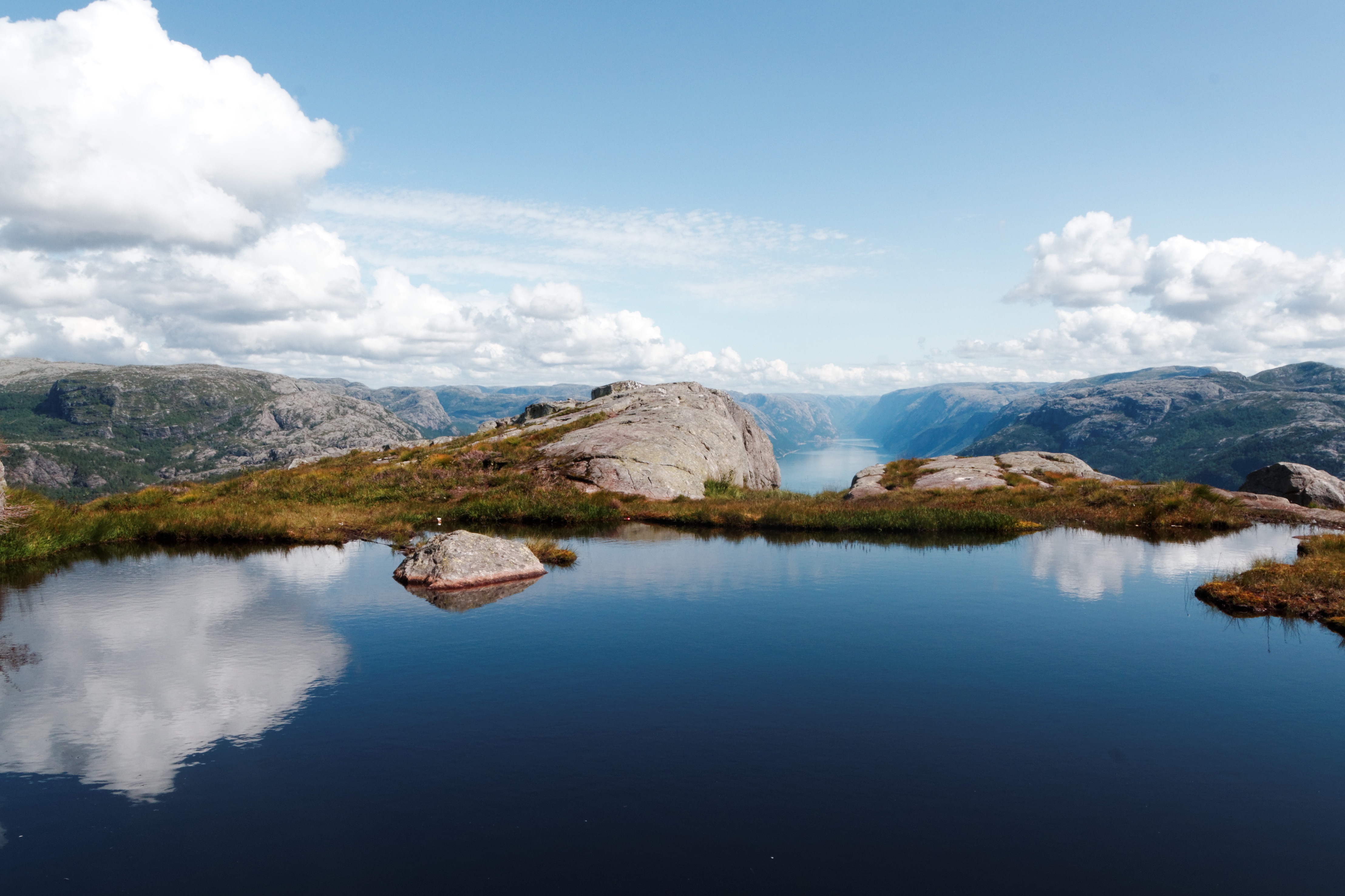 Озеро время работы. Альпийское озеро Эггер. АРК Фьордур красивые места. Обои море горы. Плато Путорана 1680 1050.