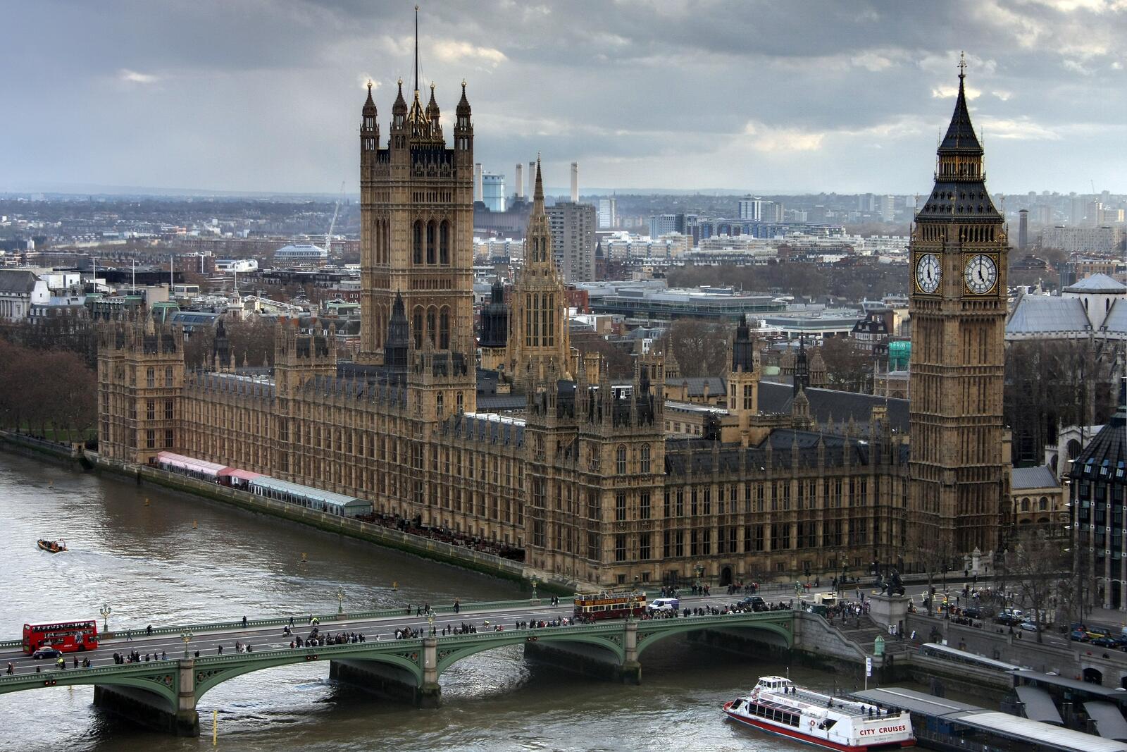 Free photo Picture of a view of big ben from a helicopter
