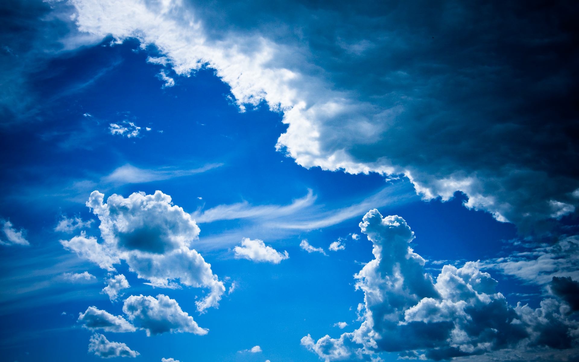 Бесплатное фото Яркая синее небо с облаками