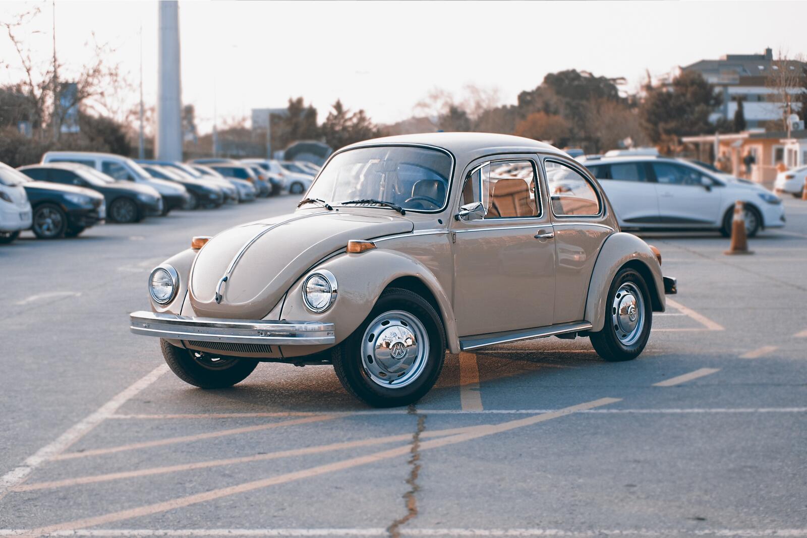 Free photo The Volkswagen Beetle is parked in the parking lot.