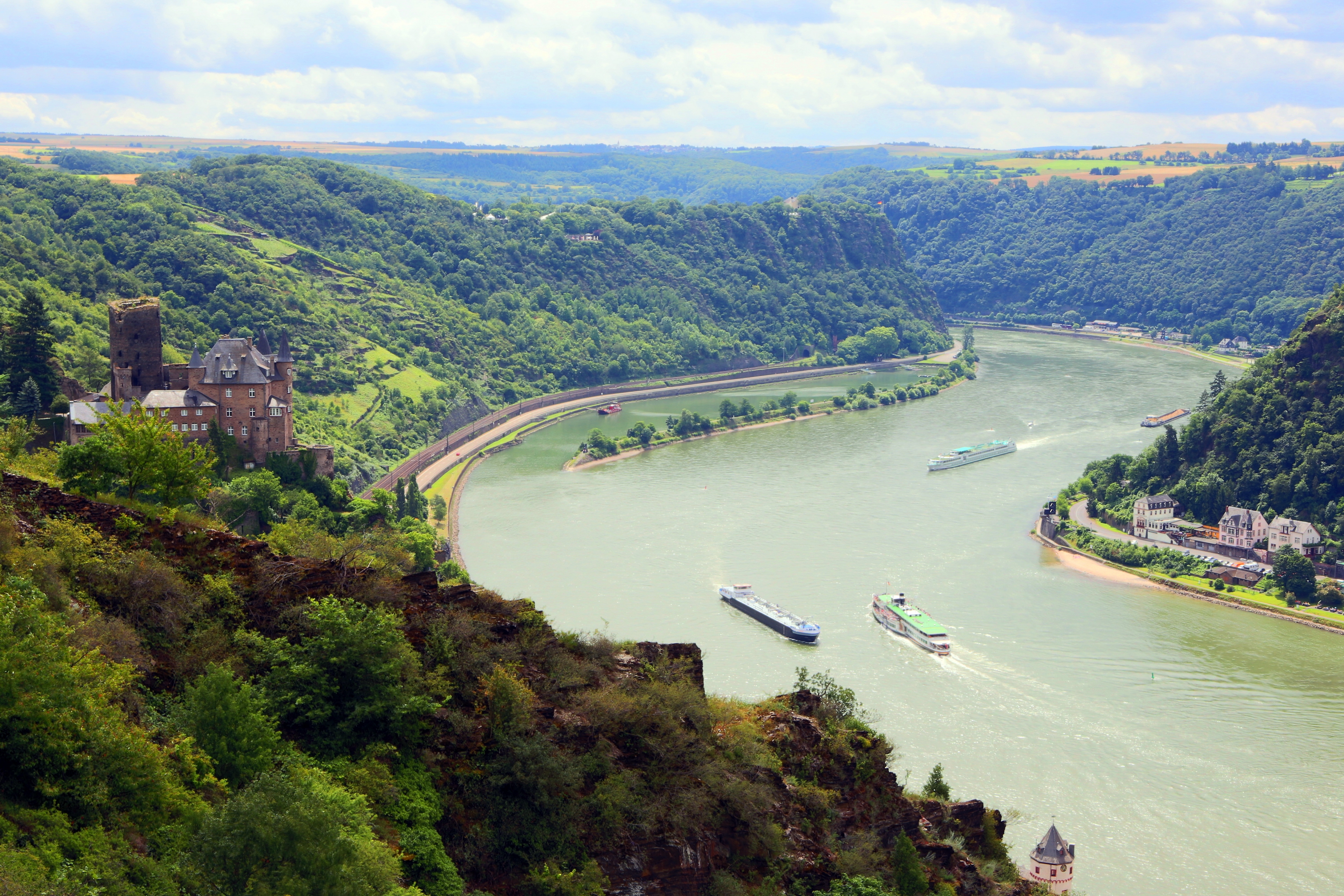 免费照片德国的一条河，河岸上有一座城堡