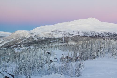 Поселок в горах засыпанный снегом