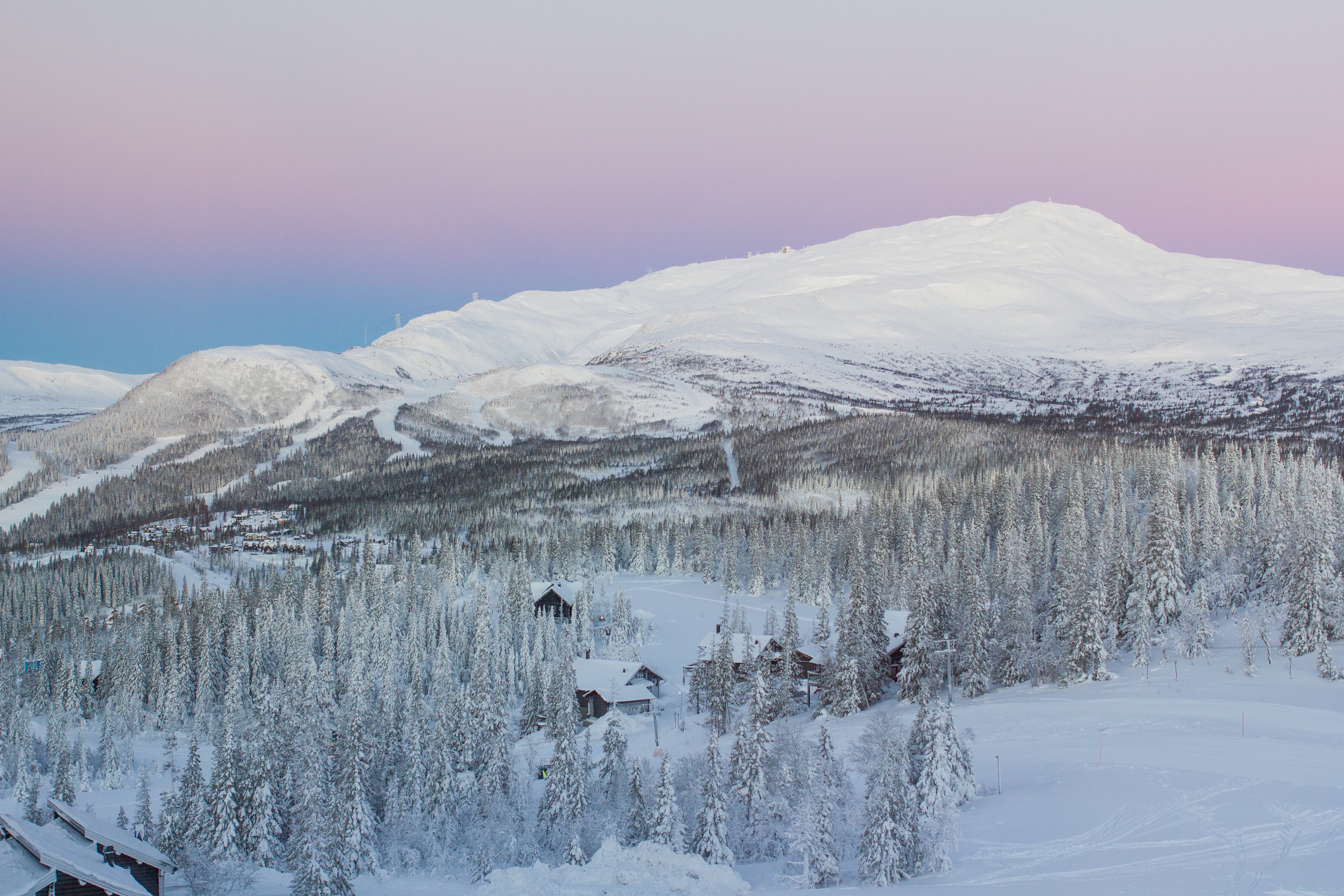 Бесплатное фото Поселок в горах засыпанный снегом