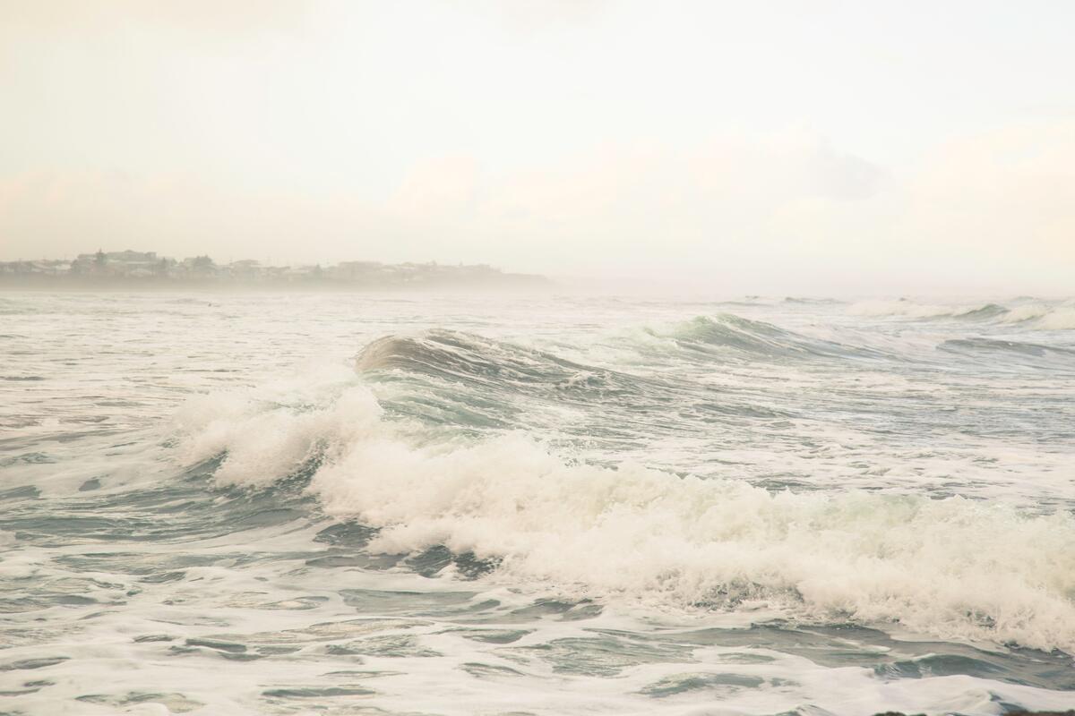 Большие волны разбиваются о берег моря
