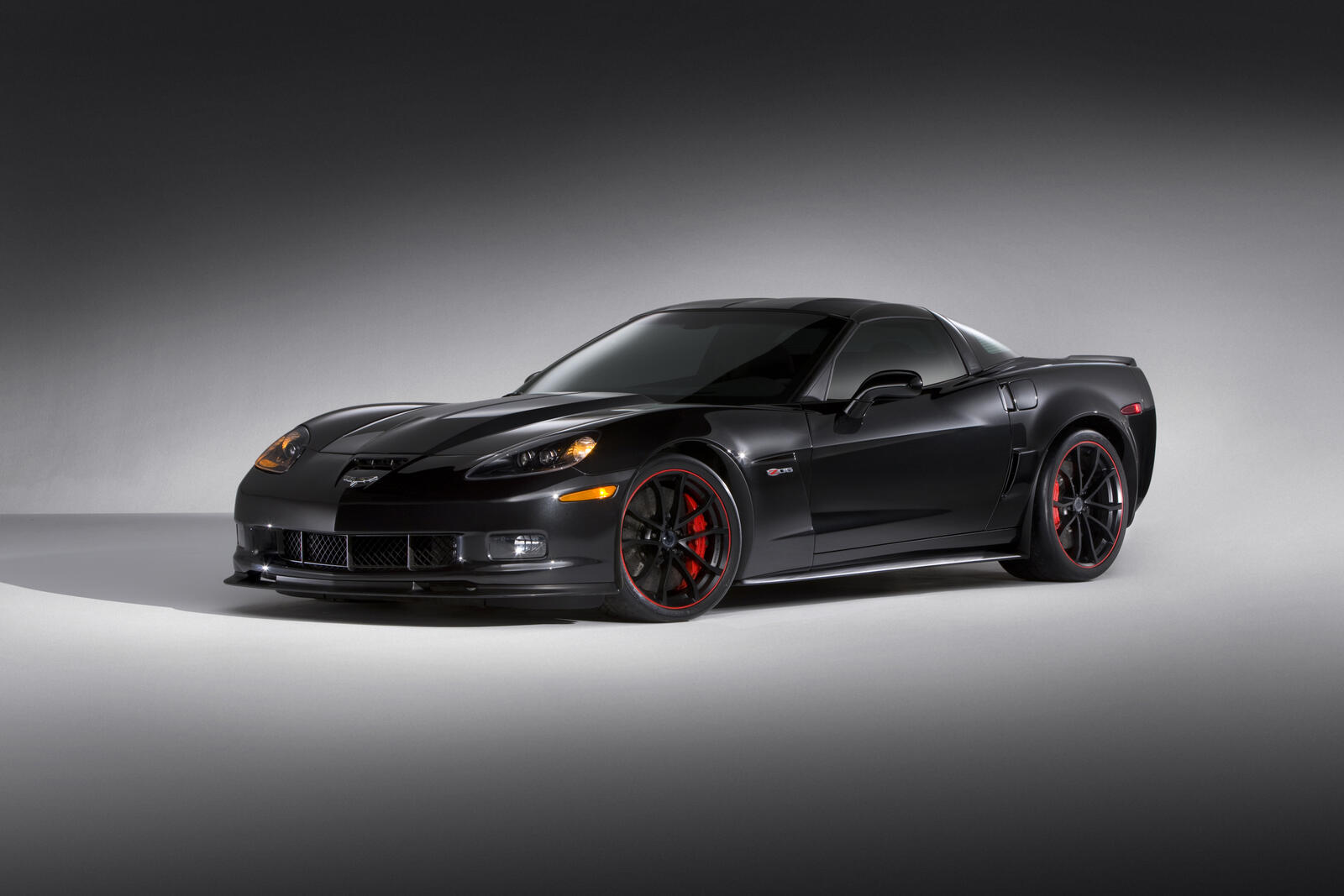 免费照片黑色雪佛兰 Corvette，红色轮辋。