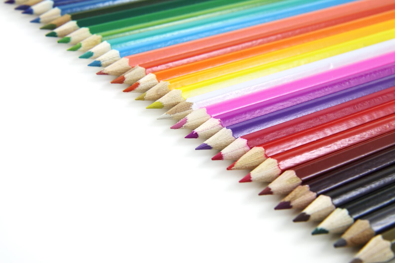Бесплатное фото Цветные карандаши на белом фоне