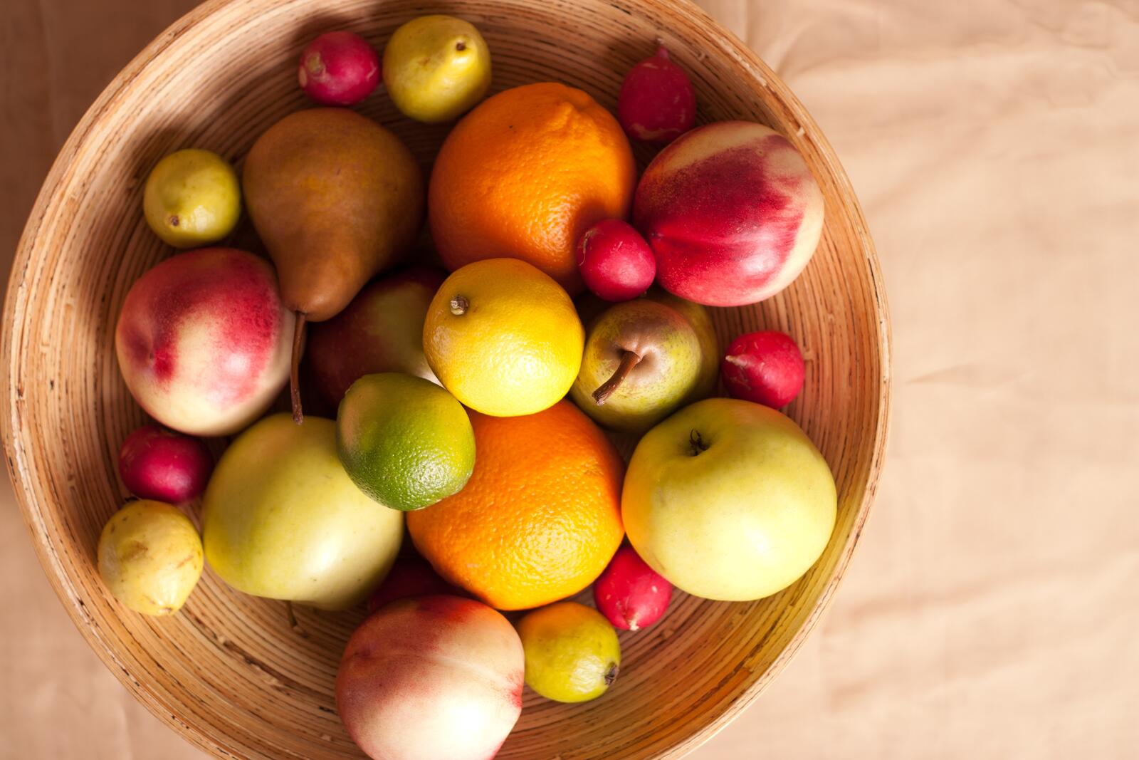 Free photo A large bowl of apples and citrus fruits