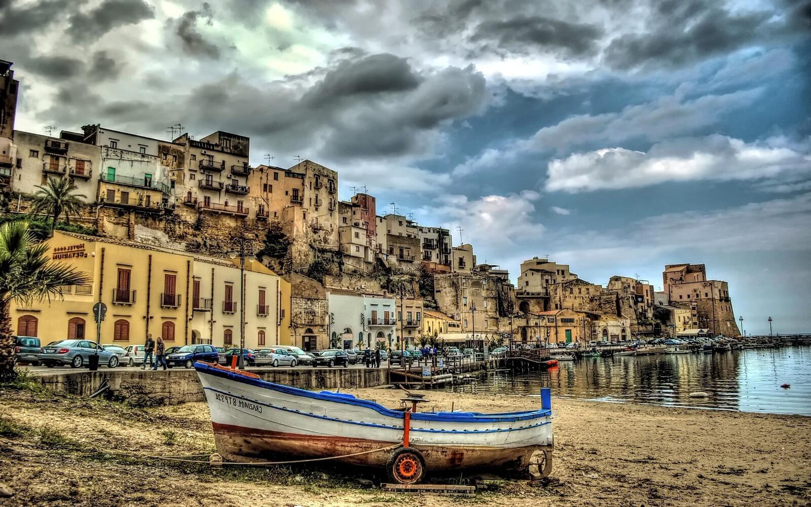 Free photo An ancient town in Italy by the sea