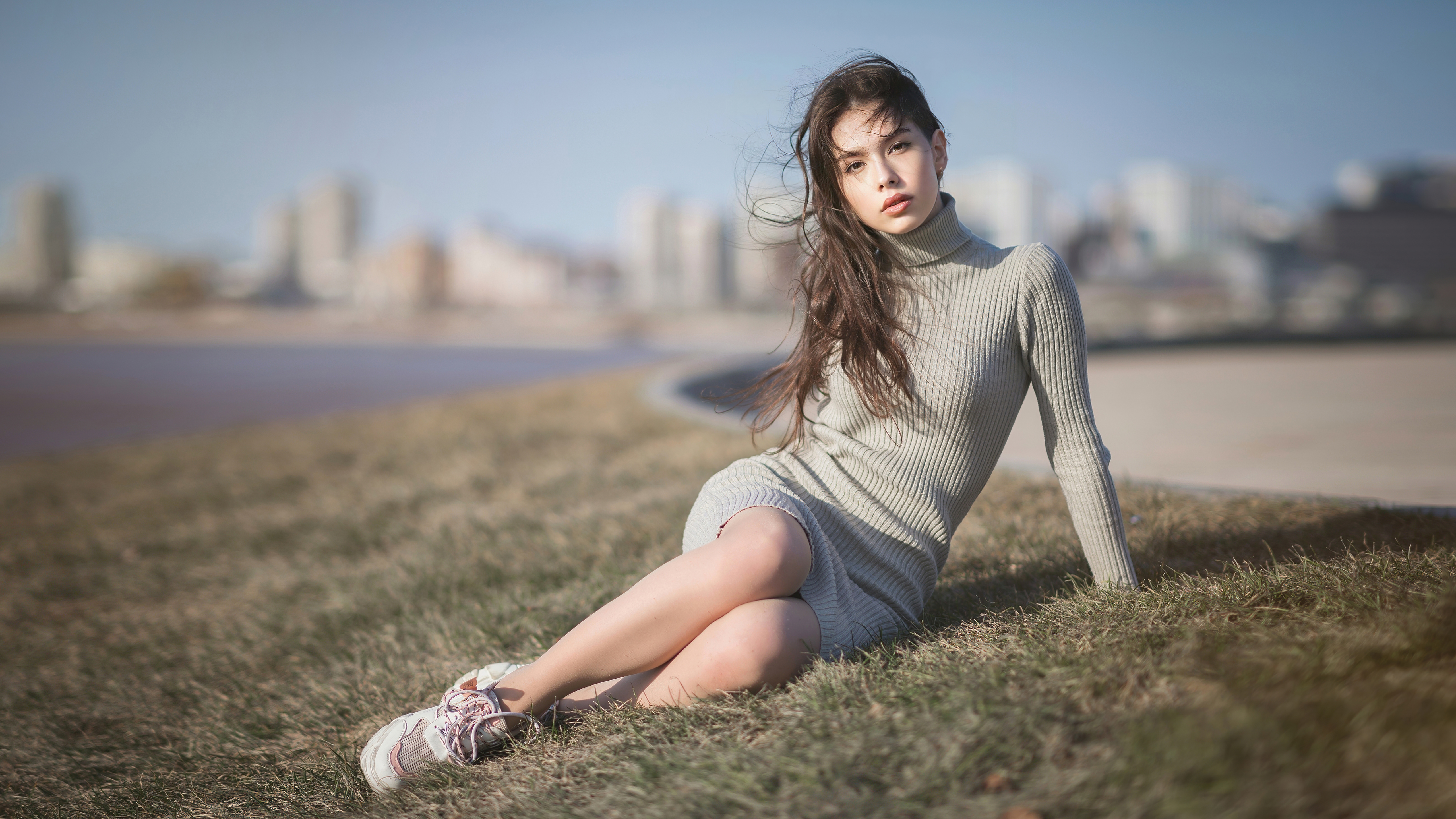 Free photo Girl in a gray long turtleneck